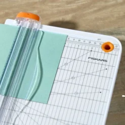 Cizalla SureCut con almacenamiento Fiskars A4