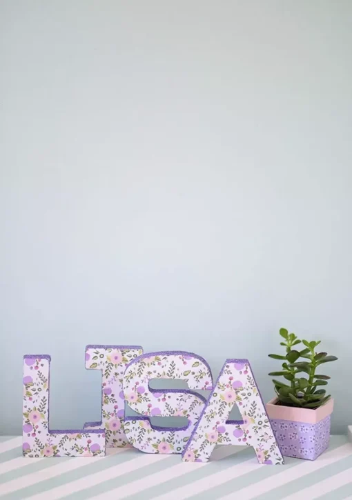 Letra Q de cartón endurecido blanco