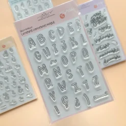 Sello Lettering Contorno Mayúsculas Colección Imperdibles Iriri Estudio