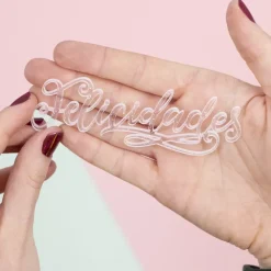 SUPER OFERTA **60%** Die-Cut de Metacrilato Felicidades Craftelier